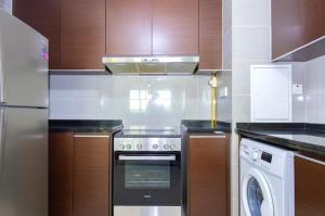 cocina con fogones y lavavajillas en Luxury home, en Abu Dabi