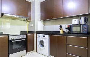 una cocina con lavadora y lavadora en Luxury home, en Abu Dabi