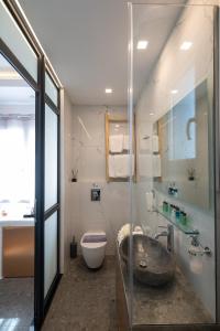 Un baño con bañera, inodoro y lavabo. en Mykonos Double Luxury Mini Suites-With External Hot spa Adults only, en Ano Mera