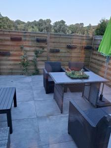 un patio avec une table et des chaises et une clôture dans l'établissement Wohlfühlen und abschalten!, à Warstein 4 autres photos