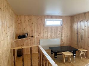 Una habitación con una mesa en una pared de madera. en Continental, en Vanadzor