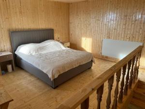 1 dormitorio con 1 cama en el suelo de madera en Continental, en Vanadzor 26 fotos más