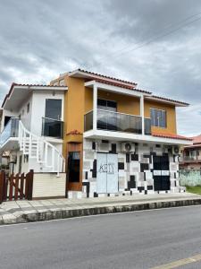 ガロパバにあるApto no Centro de Garopabaの通り側の建物