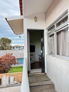 ガロパバにあるApto no Centro de Garopabaのバルコニーのある家に通じるドア
