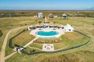 eine Luftaufnahme eines großen Anwesens mit einem Swimmingpool in der Unterkunft Luxury Gulf Views Pool Exclusive Villa in Bolivar Peninsula