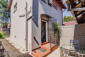 una puerta de una casa con una mesa de cristal en Upstairs at 47, en Centurion