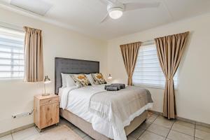 Un dormitorio con una cama grande y ventanas. en Upstairs at 47, en Centurion