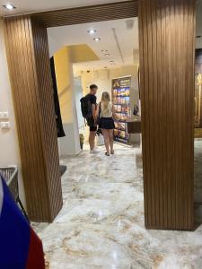 カイロにあるAMADEOS pyramids innの二人の店舗の廊下を歩く