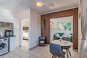 Una cocina y una sala de estar con una mesa y una habitación. en Upstairs at 47, en Centurion