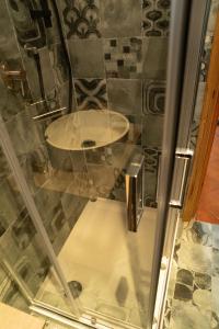 SerroneにあるCasa Vacanza Le Viste Holiday home and spaのシャワー(ガラスドア、シンク付)