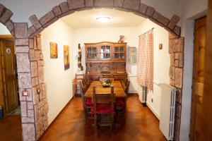 SerroneにあるCasa Vacanza Le Viste Holiday home and spaのテーブルと椅子のあるダイニングルーム +19枚の写真