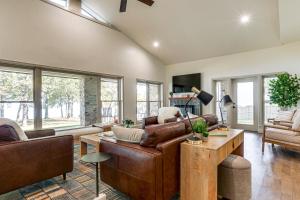 Posezení v ubytování Family Friendly! Lakefront Escape in Pottsboro