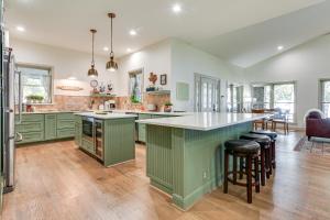 Kuchyň nebo kuchyňský kout v ubytování Family Friendly! Lakefront Escape in Pottsboro