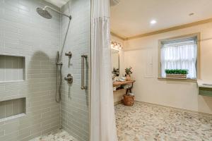 Koupelna v ubytování Family Friendly! Lakefront Escape in Pottsboro + 24 fotografií