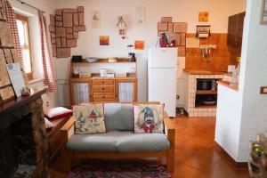 SerroneにあるCasa Vacanza Le Viste Holiday home and spaのキッチン(冷蔵庫付)、椅子が備わります。