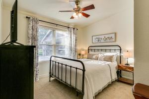 Postel nebo postele na pokoji v ubytování Family Friendly! Lakefront Escape in Pottsboro