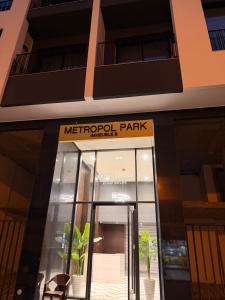 Sweet Stay في الدار البيضاء: علامة حديقة متروبول على واجهة المبنى