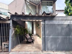 Το κτήριο όπου στεγάζεται  το διαμέρισμα