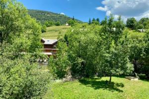 una casa en la cima de una colina con árboles en Bright apartment near the slopes, en La Salle-les-Alpes