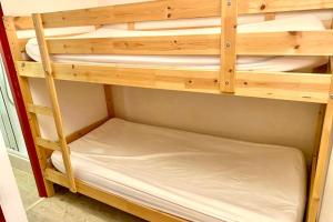 una litera de madera en una habitación en Bright apartment near the slopes, en La Salle-les-Alpes