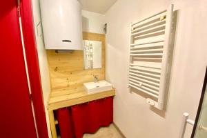 Un baño pequeño con lavabo y espejo. en Bright apartment near the slopes, en La Salle-les-Alpes 3 fotos más