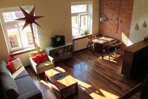 a living room with a couch and a table at Apartament na Małym Rynku in Sandomierz