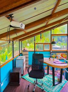 an office with a desk and a chair in a house at El Huerto del Edén in Armenia