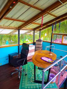 a room with a table and chairs in a house at El Huerto del Edén in Armenia