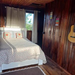 Ένα ή περισσότερα κρεβάτια σε δωμάτιο στο Chalé Campo Verde