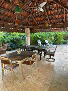 une table et des chaises en bois sur une terrasse dans l'établissement Camino el Valle de Antón km7, à San Carlos