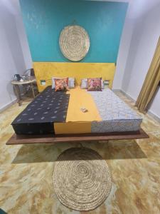 a bedroom with a large bed in a room at Lemon grass house in Binguni