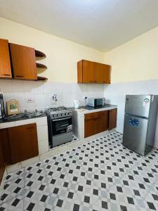 una cucina con frigorifero e fornello di Arjazz Homes a Mombasa