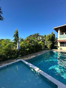 une piscine dans une cour avec un parasol dans l'établissement Camino el Valle de Antón km7, à San Carlos 10 autres photos