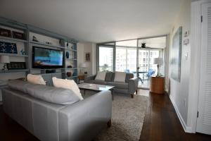 Et tv og/eller underholdning på Lido Harbour Towers Lido Key & Private Beach!