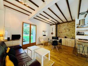 Kuchyň nebo kuchyňský kout v ubytování Le Nid de Saint Pierre Cozy & Near the City Center