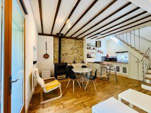 Kuchyň nebo kuchyňský kout v ubytování Le Nid de Saint Pierre Cozy & Near the City Center