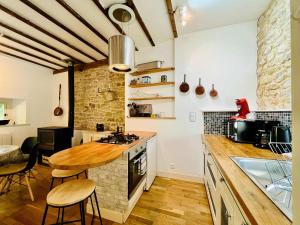 Kuchyň nebo kuchyňský kout v ubytování Le Nid de Saint Pierre Cozy & Near the City Center + 17 fotografií