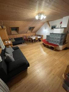 Steinberg am RofanにあるBauernhaus Durrahofのソファとテーブルのある広いリビングルーム