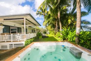 una bañera de hidromasaje frente a una casa en Kahaone Family Retreat (30+ night rental), en Waialua
