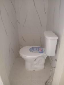 a bathroom with a toilet with a scale on it at Kit Net perto da vila cop30 in Belém