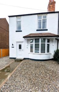 クルーにある3 bed cosy homeの砂利道白家