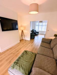 クルーにある3 bed cosy homeのソファと薄型テレビのあるリビングルーム