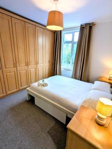 クルーにある3 bed cosy homeのベッドルーム1室(ベッド1台、窓、キャビネット付) +19枚の写真