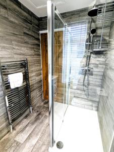 クルーにある3 bed cosy homeのバスルーム(ガラス張りのシャワーブース付)