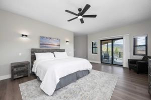 una camera da letto con un letto e un ventilatore a soffitto di Saddle Ridge, 0021 a Granby