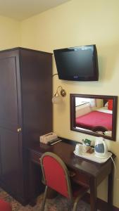 a room with a desk with a mirror and a bed at Balkan Lodge Oxford in Oxford +21 photos