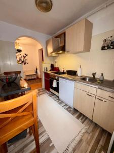 Η κουζίνα ή μικρή κουζίνα στο Jonzy's Lil' House +3 φωτογραφίες