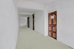 SPOT ON Anmay في Phāphāmau: ممر فارغ به باب في الغرفة +20 صورة