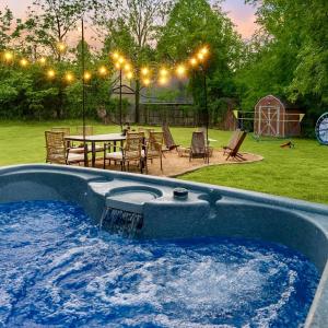een hot tub in de tuin met een tafel en stoelen bij Quiet NRG Retreat | Hot Tub • Gameroom • Firepit in Minden
