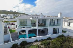 een luchtfoto van een groot wit huis bij Ocean Dream Beach Villa in Yzerfontein